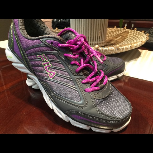 womens tennis shoes fila